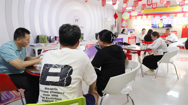 西安中考出分！西安萬通報名現(xiàn)場持續(xù)升溫……
