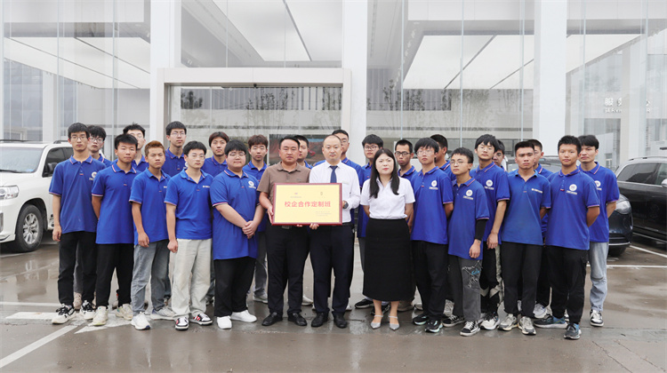 西安萬通汽車學(xué)校2024年新能源（問界）校企定向班簽約儀式暨學(xué)子研學(xué)活動(dòng)圓滿舉行