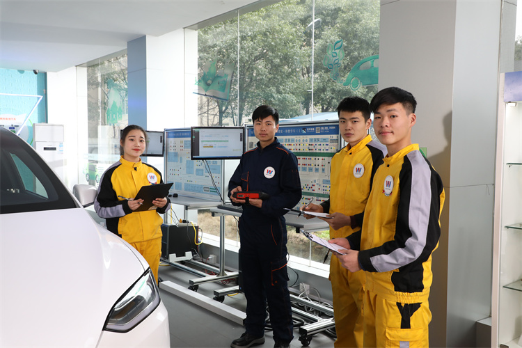 【油車維修工不會修新能源車？】短期的汽車新能源技術(shù)更適合成年人選擇！