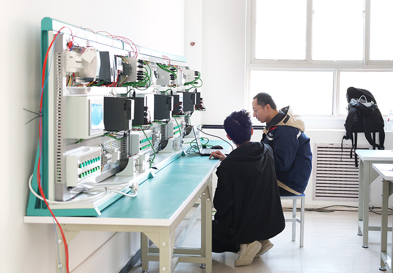 電工PLC技術好學嗎？初高中畢業(yè)生學電工PLC技術前景如何？