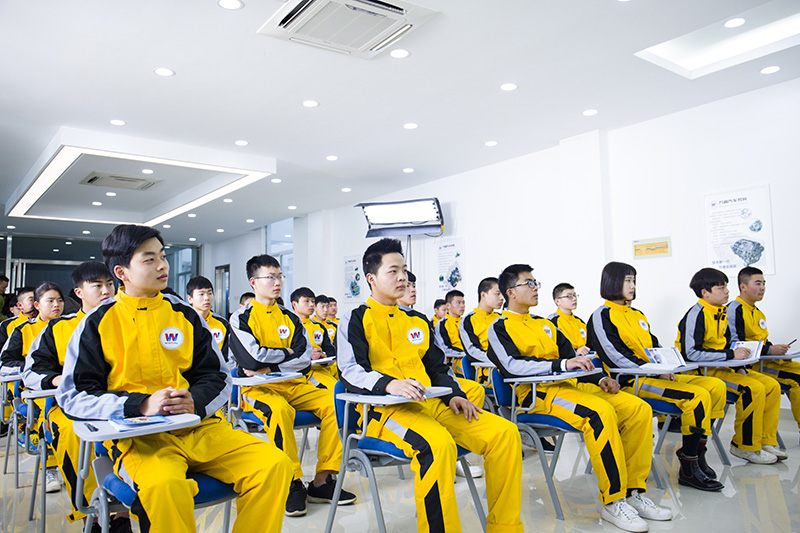 熱門行業(yè)等你探索：初高中畢業(yè)學汽車維修/新能源技術，前景廣闊