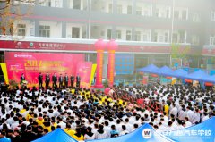 招聘會(huì)搭建就業(yè)平臺(tái) 畢業(yè)生贏取美好未來(lái)
