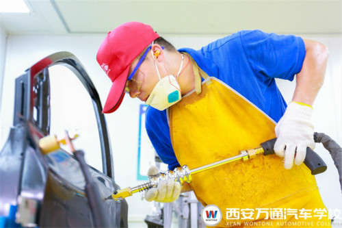 西安萬(wàn)通汽車學(xué)校學(xué)子實(shí)訓(xùn)