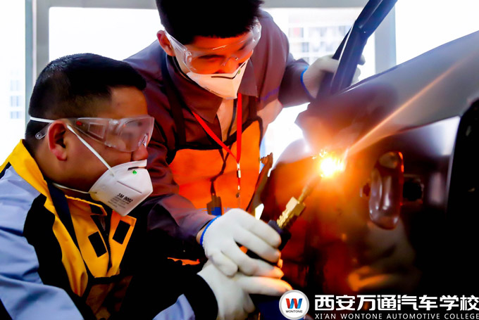 西安萬(wàn)通汽車外形改裝實(shí)訓(xùn)課堂