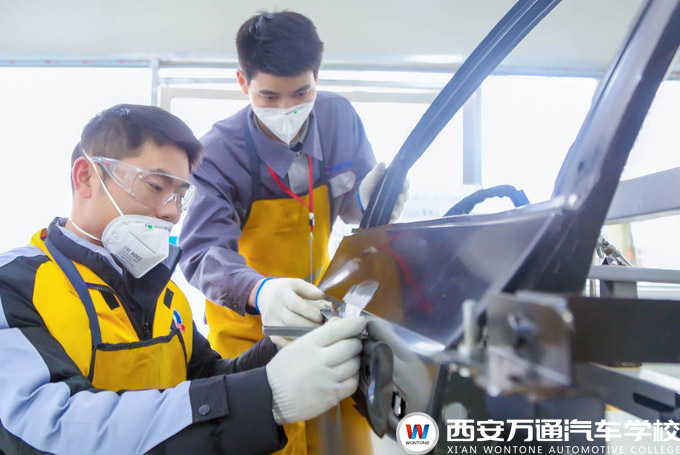 西安萬通汽車學(xué)校鈑金修復(fù)實訓(xùn)