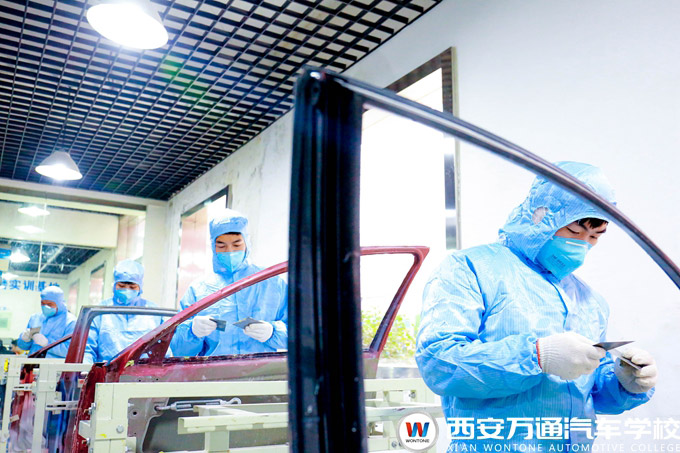西安萬(wàn)通汽車噴涂學(xué)子實(shí)訓(xùn)