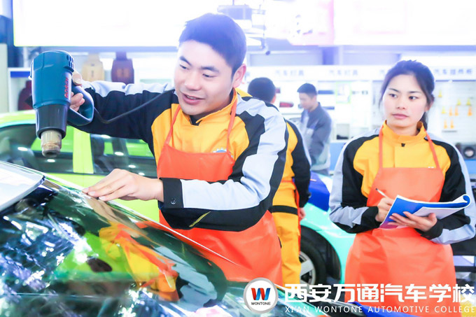 西安萬(wàn)通汽車美容學(xué)子實(shí)訓(xùn)