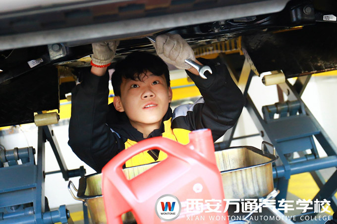 西安萬通學(xué)子汽車保養(yǎng)項目實訓(xùn)——換機油