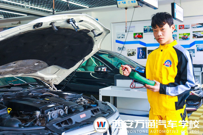 西安萬通學(xué)子運用汽車檢測工具