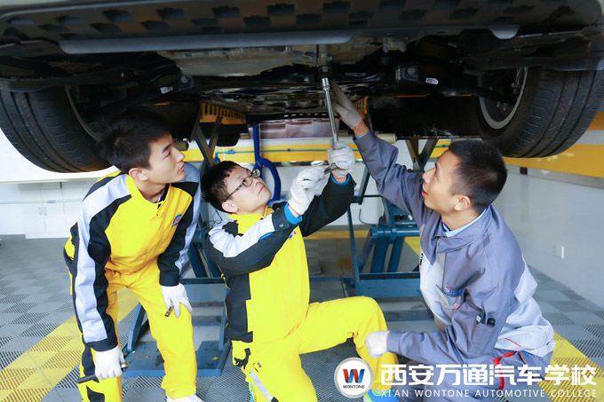 西安萬(wàn)通汽車保養(yǎng)教學(xué)課堂