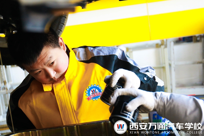 西安萬(wàn)通汽車(chē)學(xué)校新生學(xué)子首次課堂實(shí)訓(xùn)
