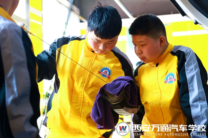 西安萬(wàn)通汽車(chē)學(xué)校新生學(xué)子首次課堂實(shí)訓(xùn)