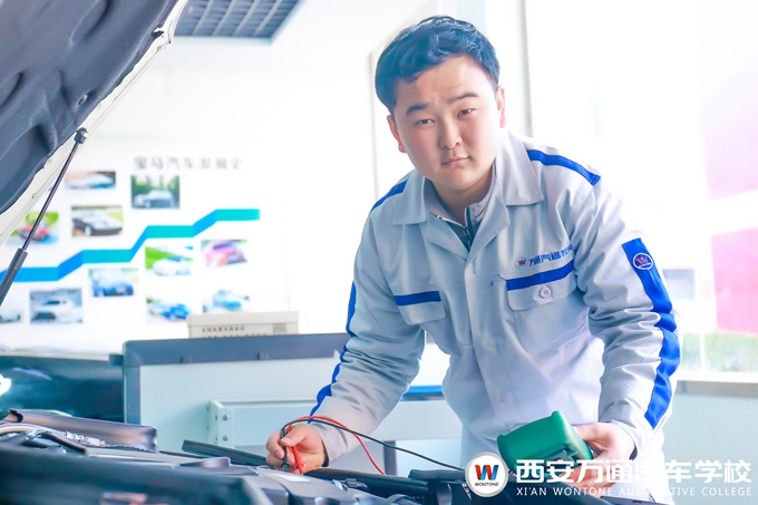 西安萬(wàn)通汽車(chē)學(xué)校汽車(chē)新能源技術(shù)學(xué)子——楊超