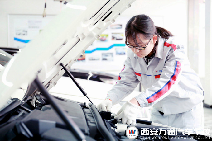 西安萬通汽車學(xué)校女生學(xué)汽修