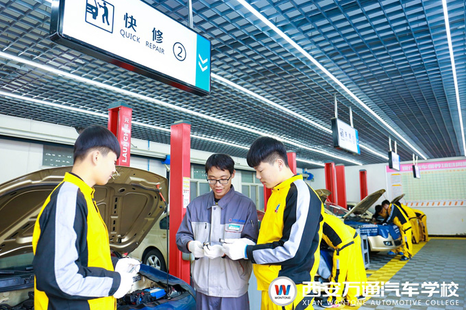 西安萬通汽車學(xué)校學(xué)子實(shí)訓(xùn)課堂