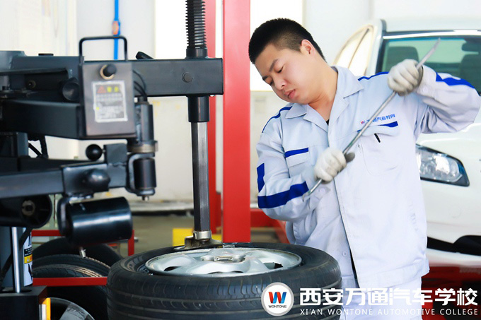 西安萬通汽車學(xué)校汽車美容快修快保班學(xué)子