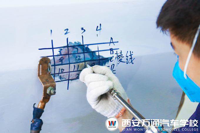 西安萬通汽車學(xué)校鈑金修復(fù)實訓(xùn)教學(xué)