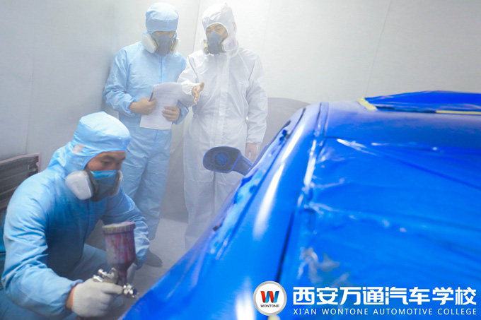 西安萬(wàn)通汽車(chē)學(xué)校汽車(chē)鈑噴美技術(shù)實(shí)訓(xùn)