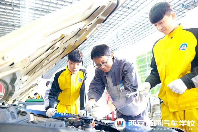 西安萬(wàn)通汽車學(xué)校汽車機(jī)電維修教學(xué)課堂