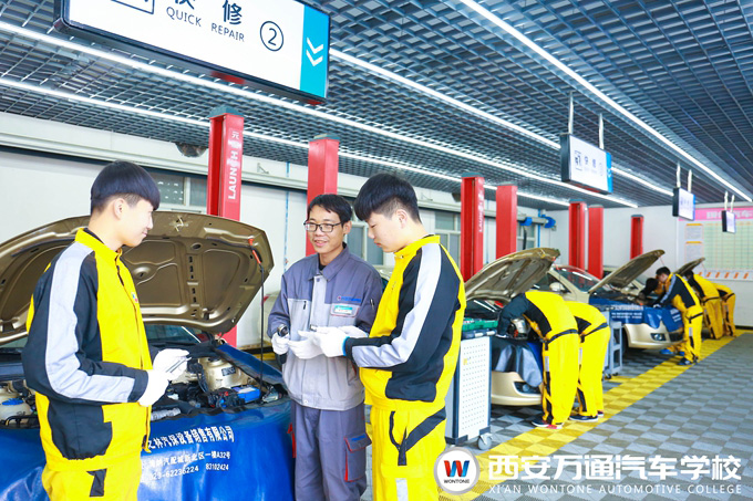 西安萬通汽車學(xué)校實(shí)訓(xùn)教學(xué)課堂