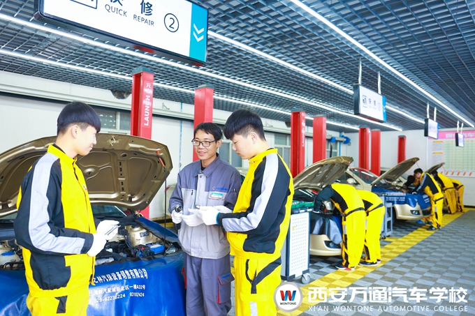 西安萬通汽車學(xué)校汽車維修實(shí)訓(xùn)課堂