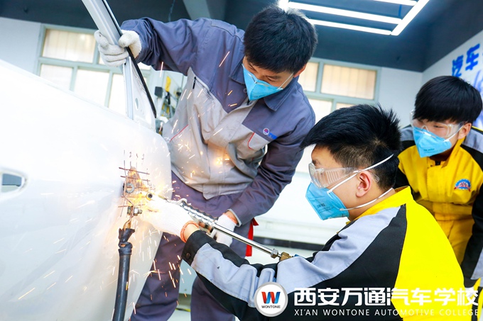 西安萬通汽車學(xué)校實(shí)訓(xùn)課堂