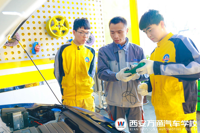 西安萬(wàn)通汽車學(xué)校實(shí)訓(xùn)教學(xué)課堂