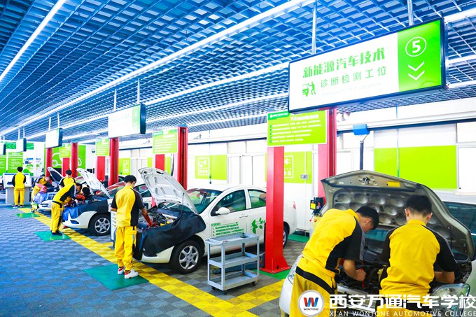 選專業(yè)就是選未來，初中生學(xué)什么技術(shù)好？