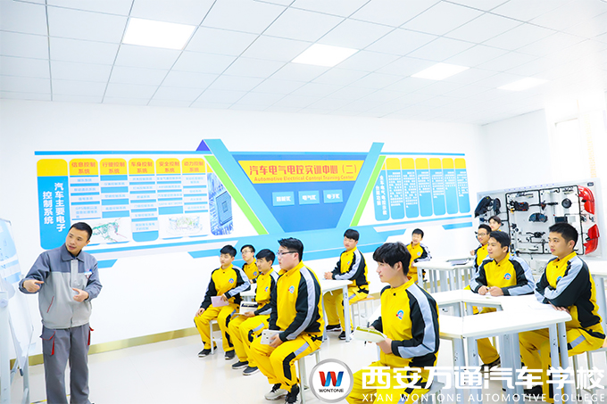 選擇汽修學(xué)校應(yīng)該注意哪些 西安萬通有哪些優(yōu)勢？