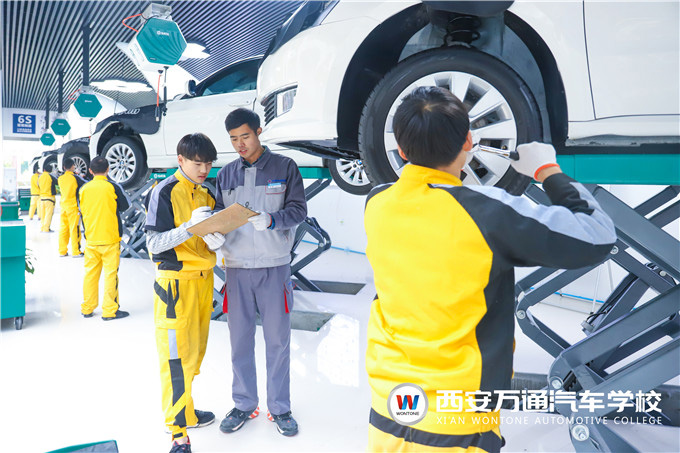 行車路上，汽車輪胎卡進(jìn)石子怎么辦？