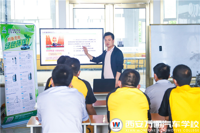 企業(yè)董事長(zhǎng)來(lái)校宣講，為萬(wàn)通學(xué)子職業(yè)發(fā)展帶來(lái)機(jī)遇