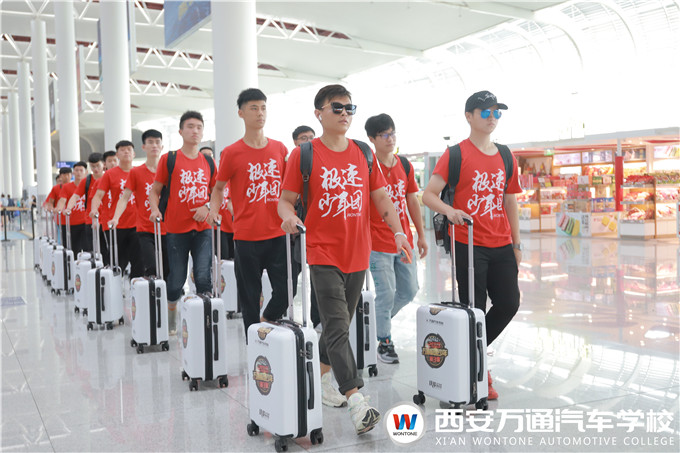 西安萬通學(xué)子赴國際車展游學(xué) 體驗汽車前沿技術(shù)