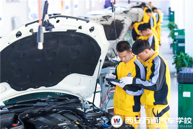 初中生學(xué)不進(jìn)文化課怎么辦？學(xué)汽修技術(shù)！