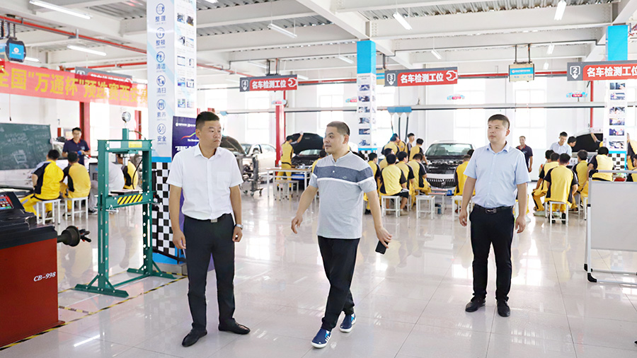 汽修行業(yè)頂級(jí)大師李東江教授蒞臨西安萬通講學(xué)3
