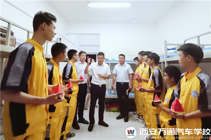西安萬(wàn)通校領(lǐng)導(dǎo)深入新生宿舍，慰問(wèn)2020級(jí)新生