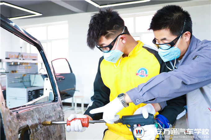鈑金學(xué)習，西安學(xué)汽車鈑金噴涂，就來萬通汽車學(xué)校！