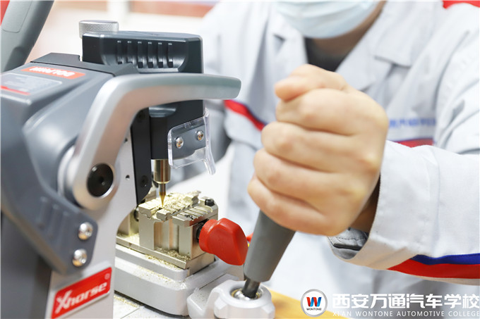 學(xué)高端汽車配鑰匙技術(shù)，就來西安萬通汽車學(xué)校！