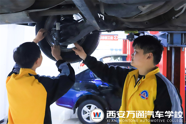 聚焦兩會：重視職業(yè)教育、打造“中國工匠”