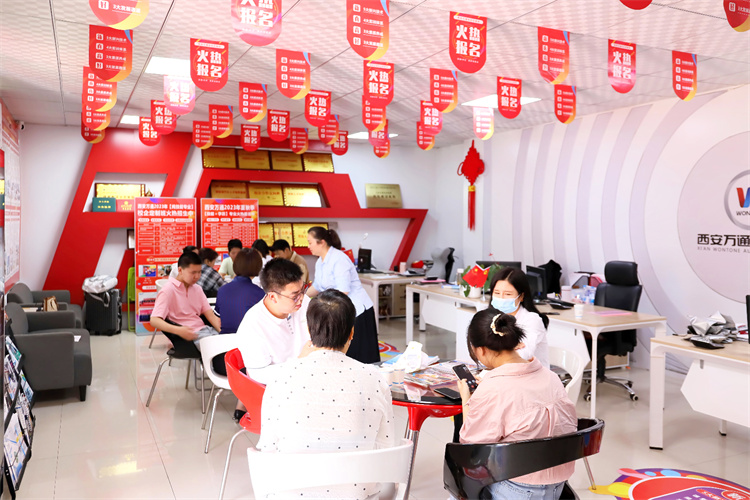 現(xiàn)場(chǎng)火爆！這些考生和家長(zhǎng)都往這所學(xué)校跑…… 圍觀西安萬(wàn)通火熱招生現(xiàn)場(chǎng)