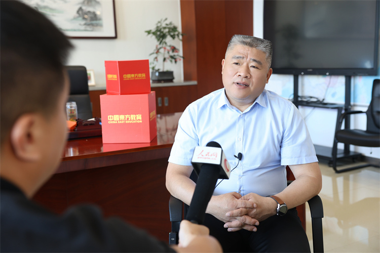 成就學(xué)子，賦能產(chǎn)業(yè)丨人民網(wǎng)再進(jìn)萬通汽車教育，探訪新能源專業(yè)奧秘